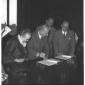 Tupini firma un documento durante la cerimonia in  ...