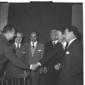 Hugh Gaitskell stringe la mano di un politico del  ...