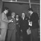 Hugh Gaitskell e Nenni s'intrattengono con un grup ...