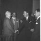Hugh Gaitskell stringe la mano a Vigorelli sotto l ...
