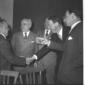 Hugh Gaitskell stringe la mano a Romita sotto lo s ...