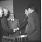 Hugh Gaitskell stringe la mano ad un uomo di profi ...