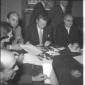 Hugh Gaitskell osserva delle fotografie, ai due la ...