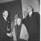 Hugh Gaitskell stringe la mano ad una donna anzian ...