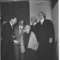 Hugh Gaitskell stringe la mano ad una donna anzian ...