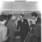 Hugh Gaitskell stringe la mano a Nenni; piano amer ...