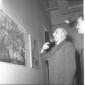 Il sindaco Tupini davanti ad un quadro di arte con ...