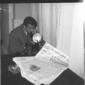 Fotografo parla al telefono; su un tavolo la prima ...