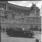 L'automobile presidenziale, scoperta, percorre pia ...