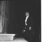 Notturno. Giovanni Leone  ripreso di profilo ment ...
