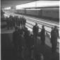 Autorit sostano lungo un binario della stazione O ...