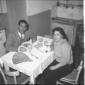 Un uomo e una donna seduti a tavola (la foto  di  ...