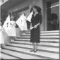 Susanna Agnelli Rattazzi sulle scale d'ingresso de ...