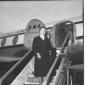 Maria Jervolino sulla scaletta di un aereo LAI - t ...