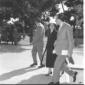 Andreotti e la moglie camminano all'interno dell'i ...