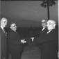 Merzagora, Leone, Fanfani e Zoli scherzano, piano  ...
