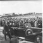 L'automobile presidenziale  ritratta mentre passa ...