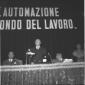 Ripreso dal basso tavolo degli oratori dal quale u ...