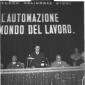 Ripreso dal basso tavolo degli oratori dal quale u ...