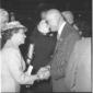 Schuman stringe la mano alla signora De Gasperi. S ...