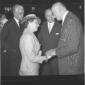 Schuman stringe la mano alla signora De Gasperi. D ...