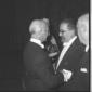 Zellerbach e un conoscente si stringono le mani in ...