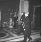 Gronchi e Coty attraversano una sala del Quirinale ...