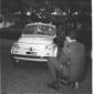 Un fotografo in ginocchio riprende la nuova Fiat 5 ...