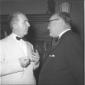 Pella e Spaak colti mentre discutono. Piano medio
