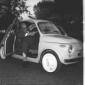 Zoli colto mentre scende dall'automobile Fiat 500. ...