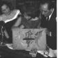 Elsa Morante firma lo scatolone con lo Strega; acc ...
