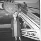 Madame Kethlny scende da un aereo Lai - totale