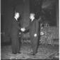 Al Quirinale Gronchi stringe la mano all'ambasciat ...