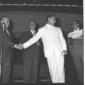 Mario Riva, a sinistra sul palco, stringe la mano  ...