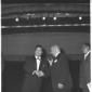Mario Lanza, sul palco, stringe la mano al sindaco ...