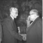 L'ambasciatore francese Fouques-Duparc stringe la  ...