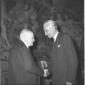 Ungaretti stringe la mano all'ambasciatore frances ...