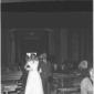 La sposa, accompagnata dal padre e seguita da un g ...