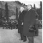 Il presidente Heuss con un uomo per la commemorazi ...