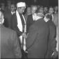 Il principe yemenita, in un interno, stringe la ma ...