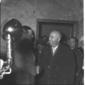 Il ministro della difesa Strauss ripreso accanto a ...