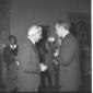 Bovet ripreso in un interno mentre conversa con Pa ...