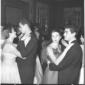 Giovani in abiti eleganti ballano alla festa di An ...