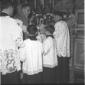 Il sacerdote con i chierichetti ripreso durante la ...