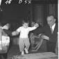Merzagora tiene per mano un bambino figlio di un d ...