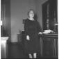 Lina Merlin ripresa in casa appoggiata ad un mobil ...
