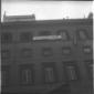 Ripresa di una facciata di un palazzo con striscio ...