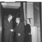 Il presidente Zoli stringe la mano al ministro Dun ...