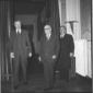 Il ministro Duncan Sandys e Adone Zoli in un corri ...