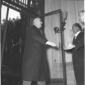 Walter Hallstein ripreso mentre entra a Villa Mada ...